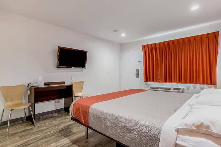 Room 13 of 34